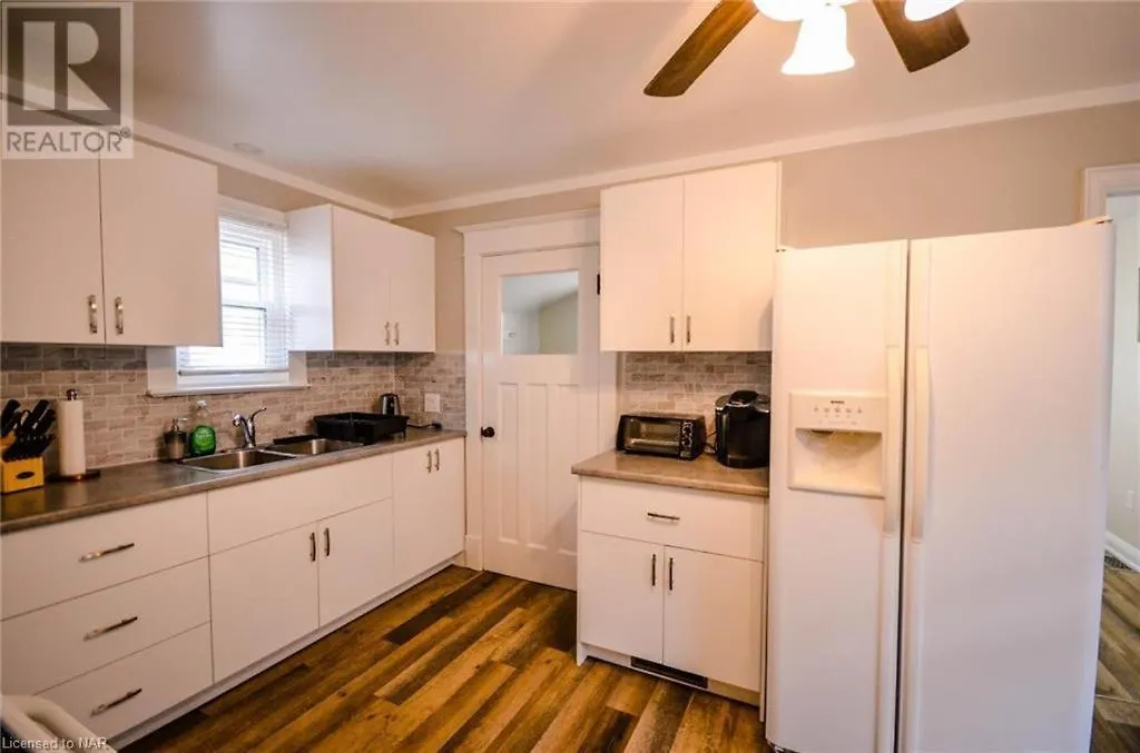 Cozy 3 Bedroom Downtown Cottage With Complimentary Breakfast Delivered Daily To The Rental Niagara Falls