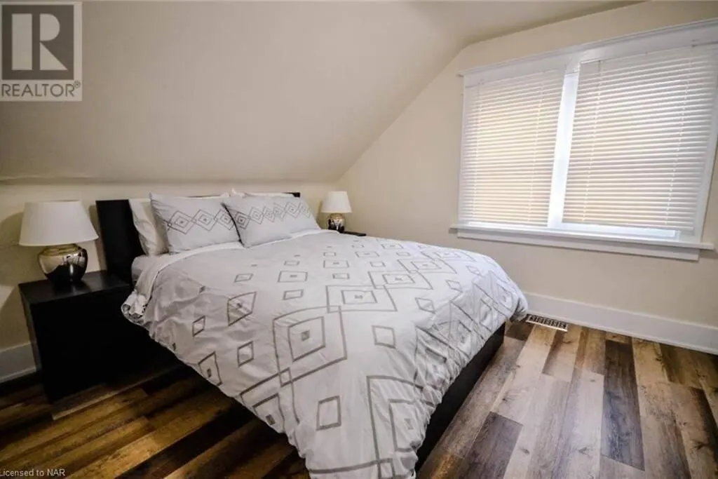 Holiday home Cozy 3 Bedroom Downtown Cottage With Complimentary Breakfast Delivered Daily To The Rental Niagara Falls Canada