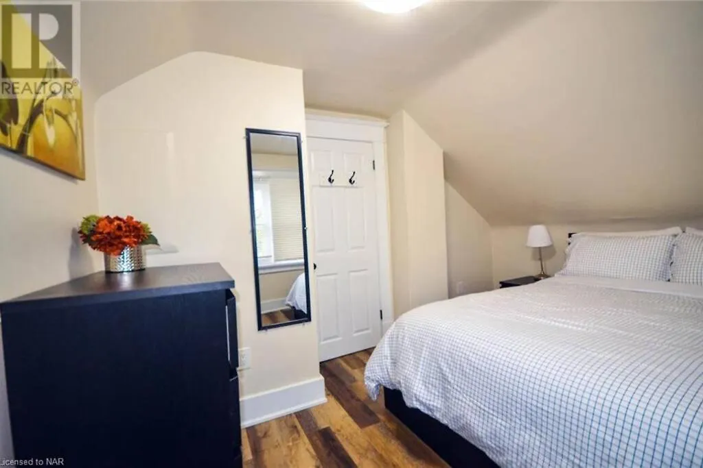 Cozy 3 Bedroom Downtown Cottage With Complimentary Breakfast Delivered Daily To The Rental Niagara Falls Holiday home