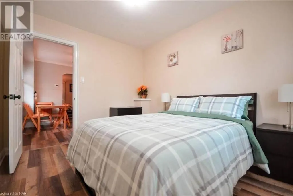 Cozy 3 Bedroom Downtown Cottage With Complimentary Breakfast Delivered Daily To The Rental Niagara Falls
