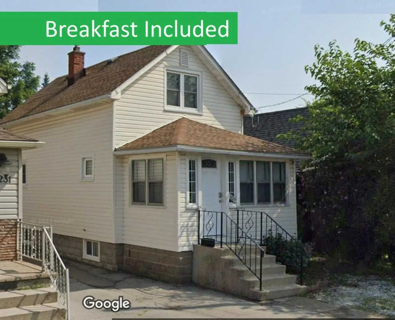 Cozy 3 Bedroom Downtown Cottage With Complimentary Breakfast Delivered Daily To The Rental Niagara Falls